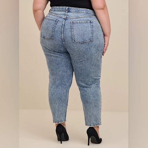 26S • Torrid • High-rise Mom Jean Straight Premium Classic Denim Jean - Picture 3 of 3